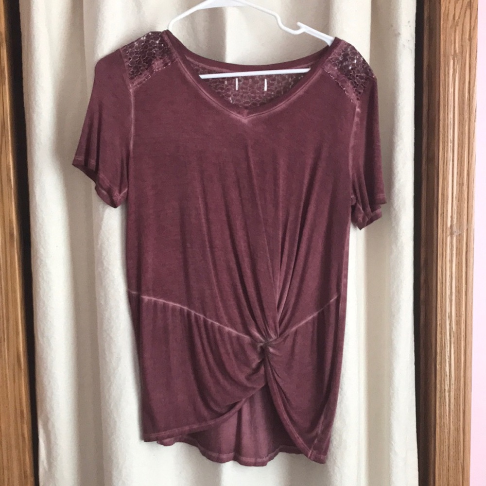 S dull pink t-shirt with lace like flowers in the back and over the shoulders